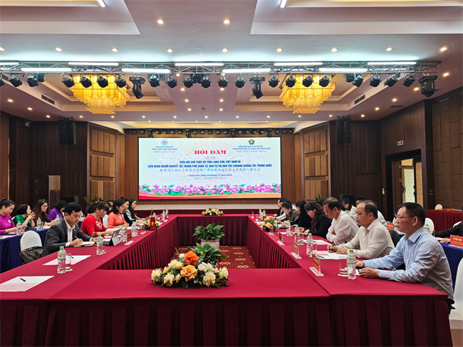 图为座谈会现场